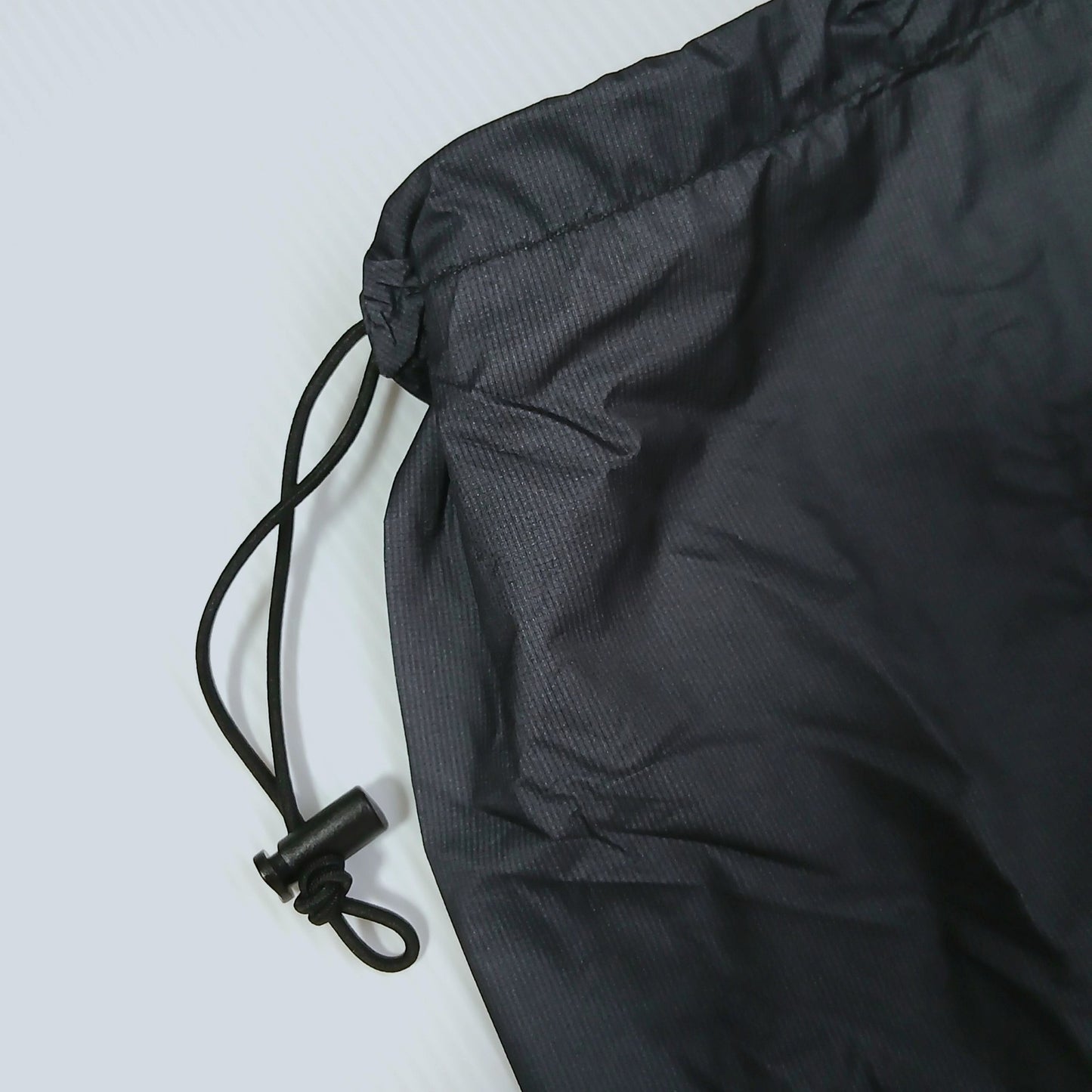 Zpacks Vertice Rain Kilt バーティスレインキルト ウエスト部 - ショックコードドローストリングとコードロックの拡大 - 山道具とULギアのお店 Ascend Lite