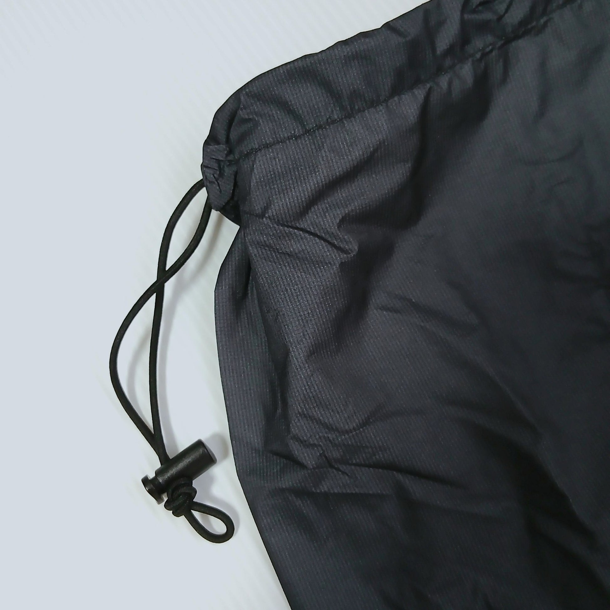 Zpacks Vertice Rain Kilt バーティスレインキルト ウエスト部 - ショックコードドローストリングとコードロックの拡大 - 山道具とULギアのお店 Ascend Lite