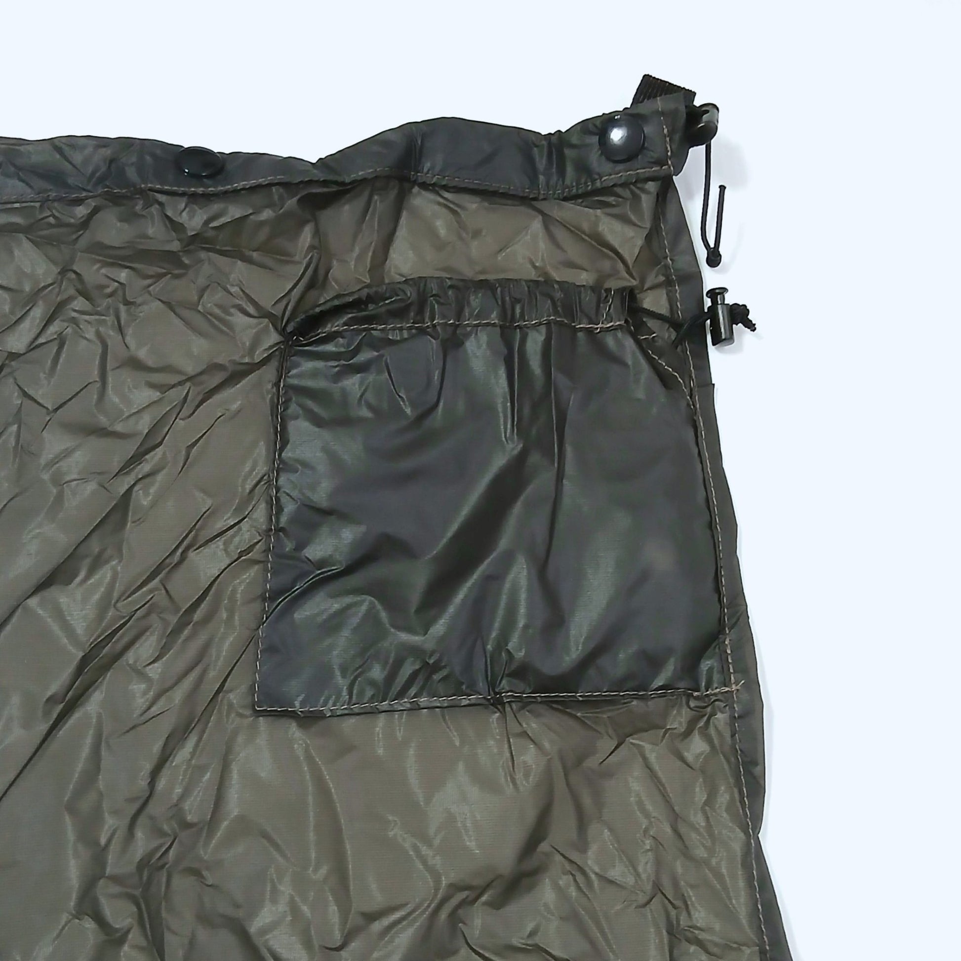 Enlightened Equipment Rain Wrap レインラップ ウエスト部 - 本体縫い付けの収納ポケット・ダブルスナップ・ショックコードとコードロックの拡大 - 山道具とULギアのお店 Ascend Lite