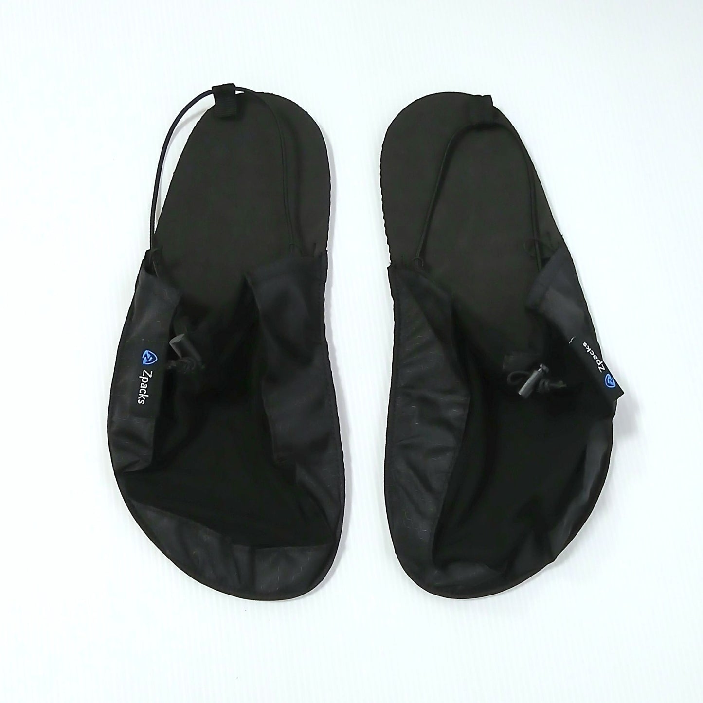 Zpacks Ultralight Camp Shoes ウルトラライトキャンプシューズ ジェットブラック 実物 真上から - 左右ペアの全体。甲のブラックライクラとかかとを一周するショックコード、側面のZpacksロゴタグ - 山道具とULギアのお店 Ascend Lite