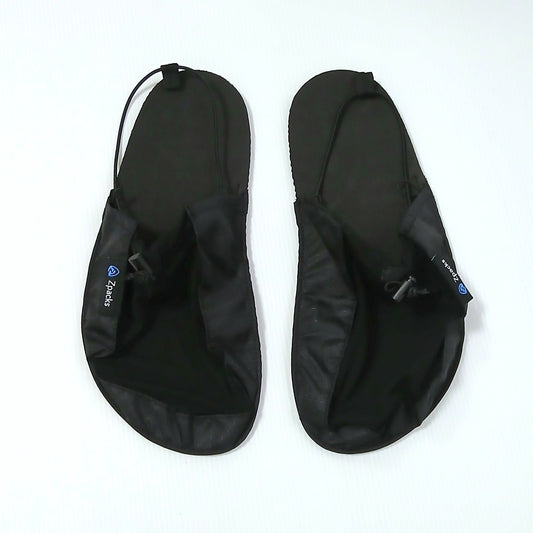 Zpacks Ultralight Camp Shoes ウルトラライトキャンプシューズ ジェットブラック 実物 真上から - 左右ペアの全体。甲のブラックライクラとかかとを一周するショックコード、側面のZpacksロゴタグ - 山道具とULギアのお店 Ascend Lite