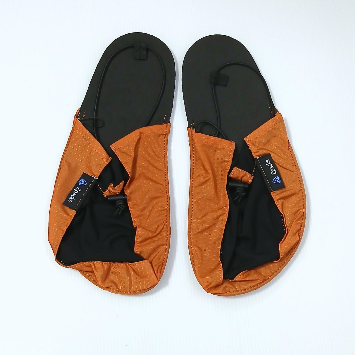 Zpacks Ultralight Camp Shoes ウルトラライトキャンプシューズ バーントオレンジ 実物 真上から - オレンジのリップストップナイロンとブラックのライクラ、コードロックで調整するかかとのショックコード - 山道具とULギアのお店 Ascend Lite