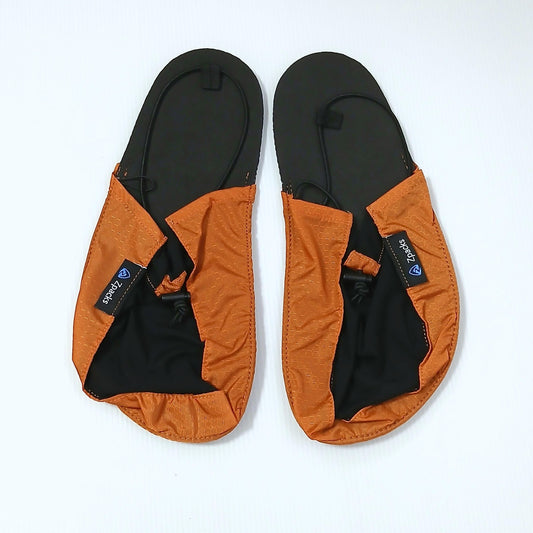 Zpacks Ultralight Camp Shoes ウルトラライトキャンプシューズ バーントオレンジ 実物 真上から - オレンジのリップストップナイロンとブラックのライクラ、コードロックで調整するかかとのショックコード - 山道具とULギアのお店 Ascend Lite