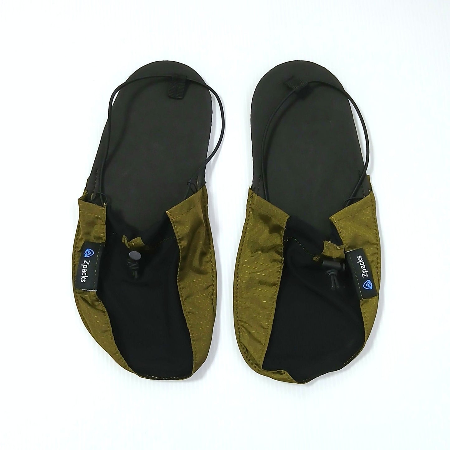 Zpacks Ultralight Camp Shoes ウルトラライトキャンプシューズ オリーブドラブ 実物 真上から - オリーブのリップストップナイロンとブラックのライクラ、コードロックで調整するかかとのショックコード - 山道具とULギアのお店 Ascend Lite