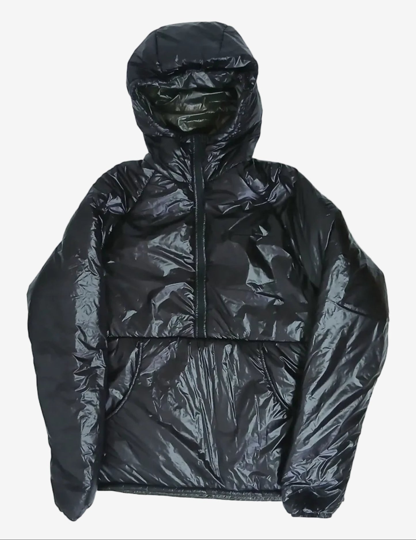 Enlightened Equipment Men's Torrid Pullover トリッドプルオーバー Black 10D / Charcoal 10D 実物フロント全体 - フード・1/2ジップ・前面のマルスピアルポーチ - 山道具とULギアのお店 Ascend Lite