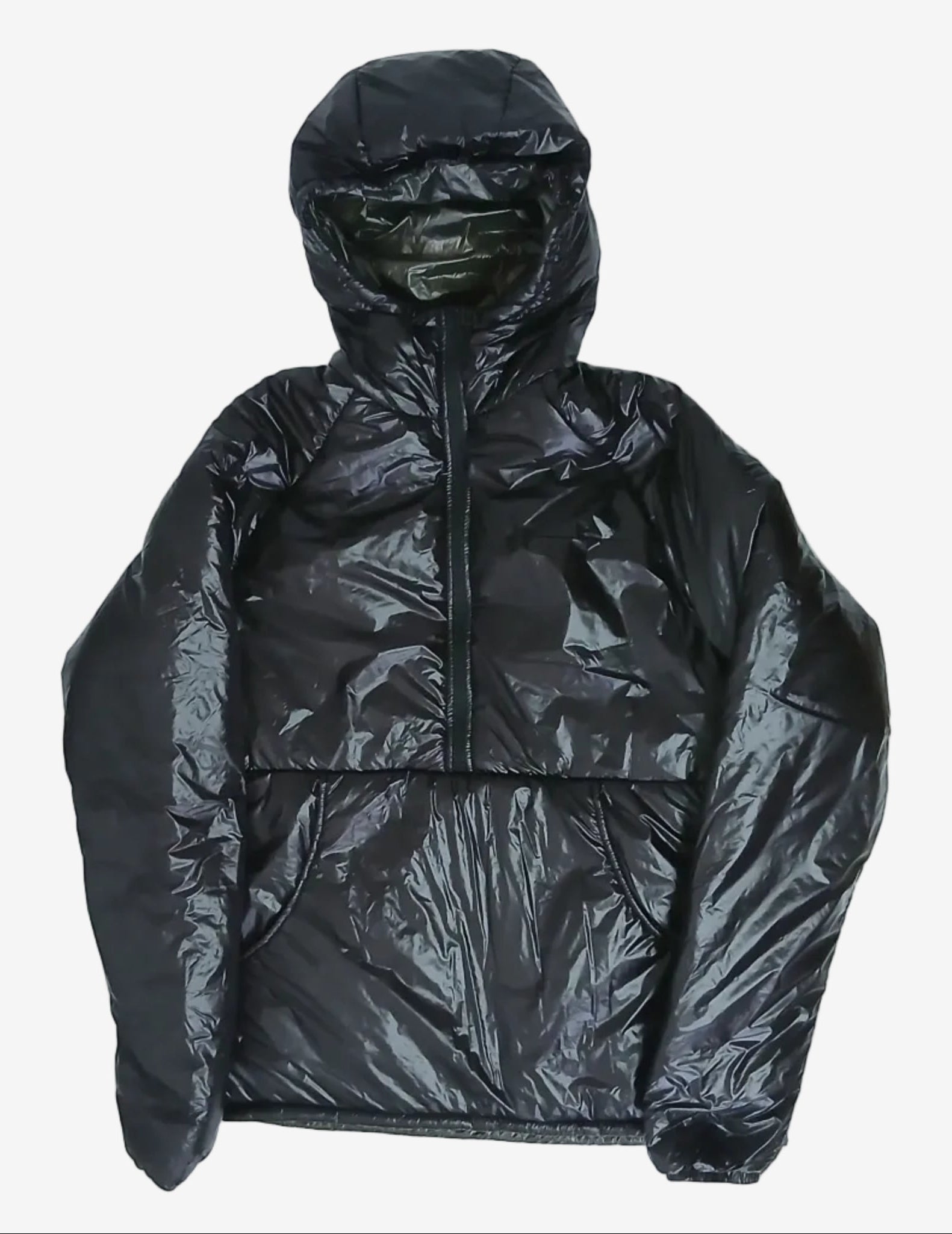 Enlightened Equipment Men's Torrid Pullover トリッドプルオーバー Black 10D / Charcoal 10D 実物フロント全体 - フード・1/2ジップ・前面のマルスピアルポーチ - 山道具とULギアのお店 Ascend Lite
