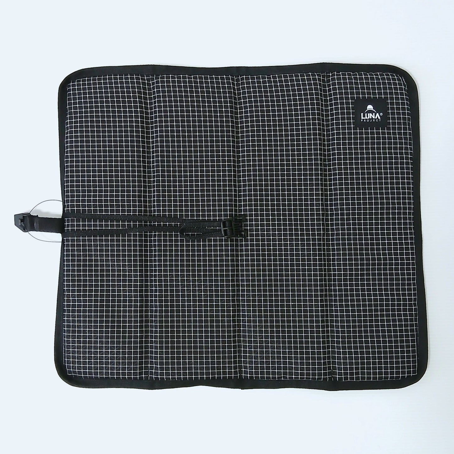 LUNA PROJECT Double Web Folding Mat ダブルウェブフォールディングマット 実物 広げた状態のX-Gridリップストップ面 - 4つ折りの折り目と長さ調節できるバックル付きストラップ - 山道具とULギアのお店 Ascend Lite