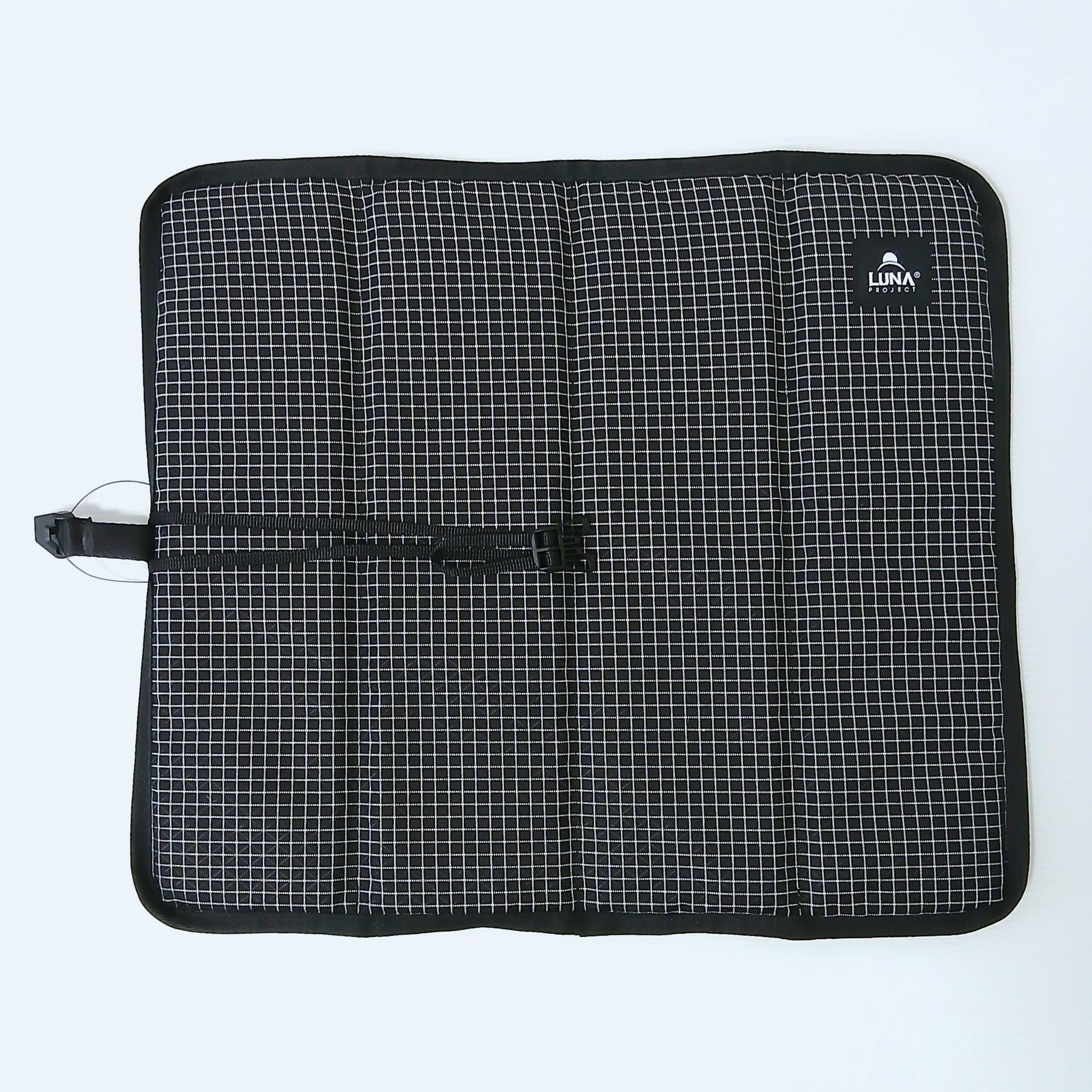 LUNA PROJECT Double Web Folding Mat ダブルウェブフォールディングマット 実物 広げた状態のX-Gridリップストップ面 - 4つ折りの折り目と長さ調節できるバックル付きストラップ - 山道具とULギアのお店 Ascend Lite