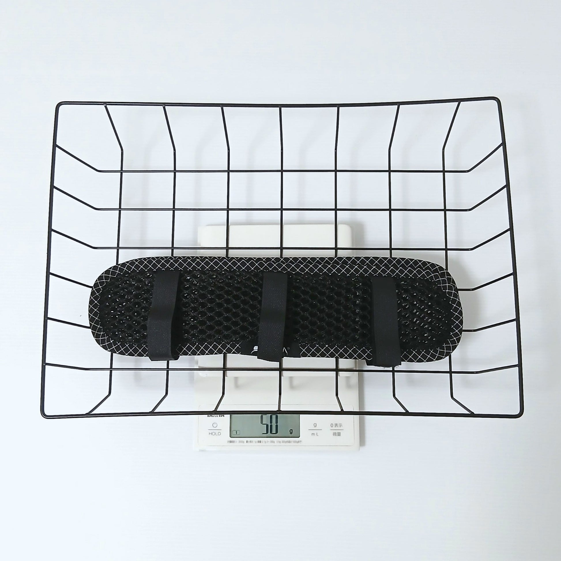 LUNA PROJECT Shoulder Air Mesh Pad ショルダーエアメッシュパッド 実物 MLサイズの計量 - デジタルスケールで2つ一組の当店実測50g - 山道具とULギアのお店 Ascend Lite