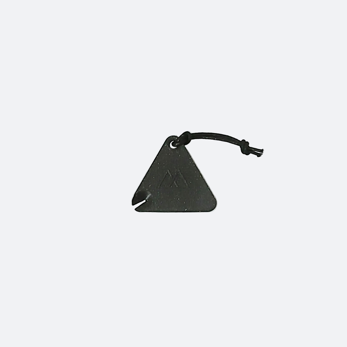 LITEWAY TRINKET WHISTLE トリンケットホイッスル Black 実物単体 - 三角形ボディ中央のLITEWAYロゴ、角のコード穴に通した黒コードとコードロック、先端のV字スリット（マダニリムーバー） - 山道具とULギアのお店 Ascend Lite