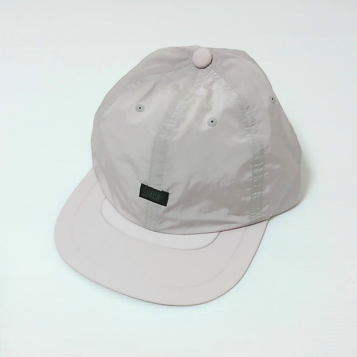 VAGA Drift Cap ドリフトキャップ ダスティライラック 実物写真 斜め前 - 光沢のあるナイロンの6パネルクラウンとトップのクラウンボタン、サイドの通気ホールとフロント中央の黒い高密度織りVAGAラベル - 山道具とULギアのお店 Ascend Lite