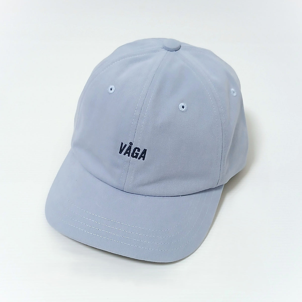 VAGA Washed Cotton Cap ウォッシュドコットンキャップ ポスタルブルー 実物写真 斜め前 - ウォッシュ加工したコットンの6パネルクラウンと通気アイレット、フロント中央の紺色の刺繍VAGAロゴ、ゆるくカーブしたつば - 山道具とULギアのお店 Ascend Lite