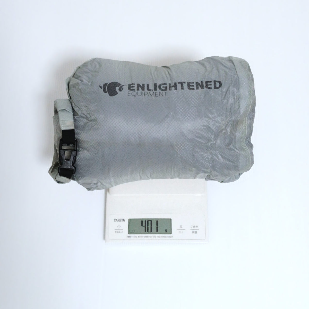 Enlightened Equipment Revelation Sleeping Quilt 50°F 付属のロールトップスタッフサックに収納した状態をデジタルスケールで計量した実物写真・表示401g - 山道具とULギアのお店 Ascend Lite