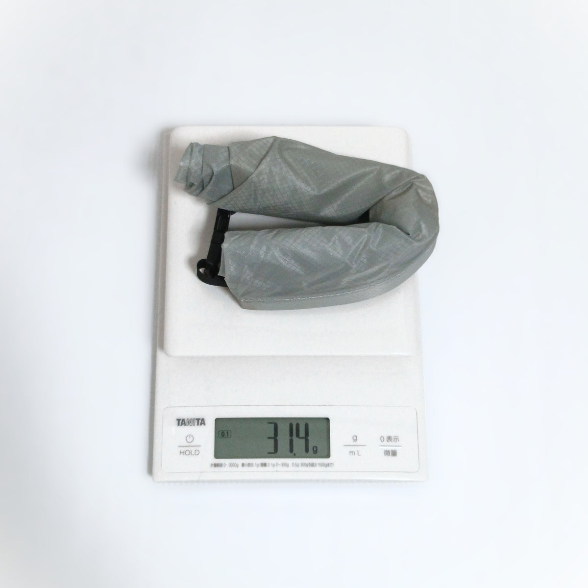 Enlightened Equipment Revelation Sleeping Quilt 50°F 付属のロールトップスタッフサック単体（バックル付き・空の状態）をデジタルスケールで計量した実物写真・表示31.4g - 山道具とULギアのお店 Ascend Lite
