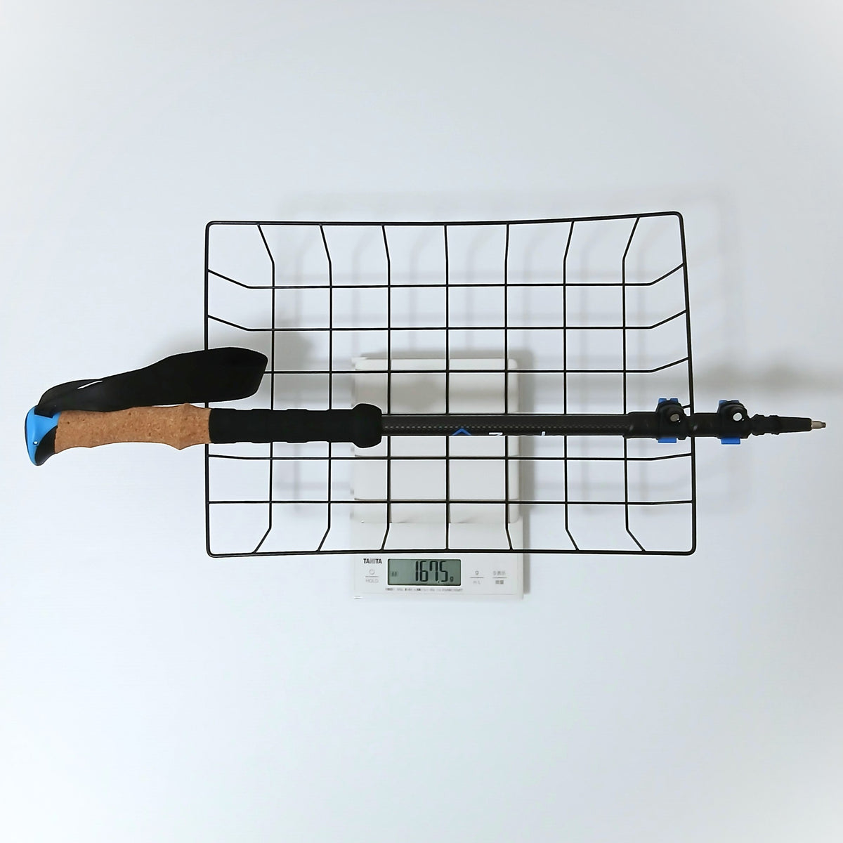 Zpacks Carbon Fiber Trekking Pole カーボンファイバートレッキングポール Cork - コルクグリップ1本の計量、当店実測167.5g（リストストラップ込み、ラバーロードチップとバスケットは含まず）の実物写真 - 山道具とULギアのお店 Ascend Lite