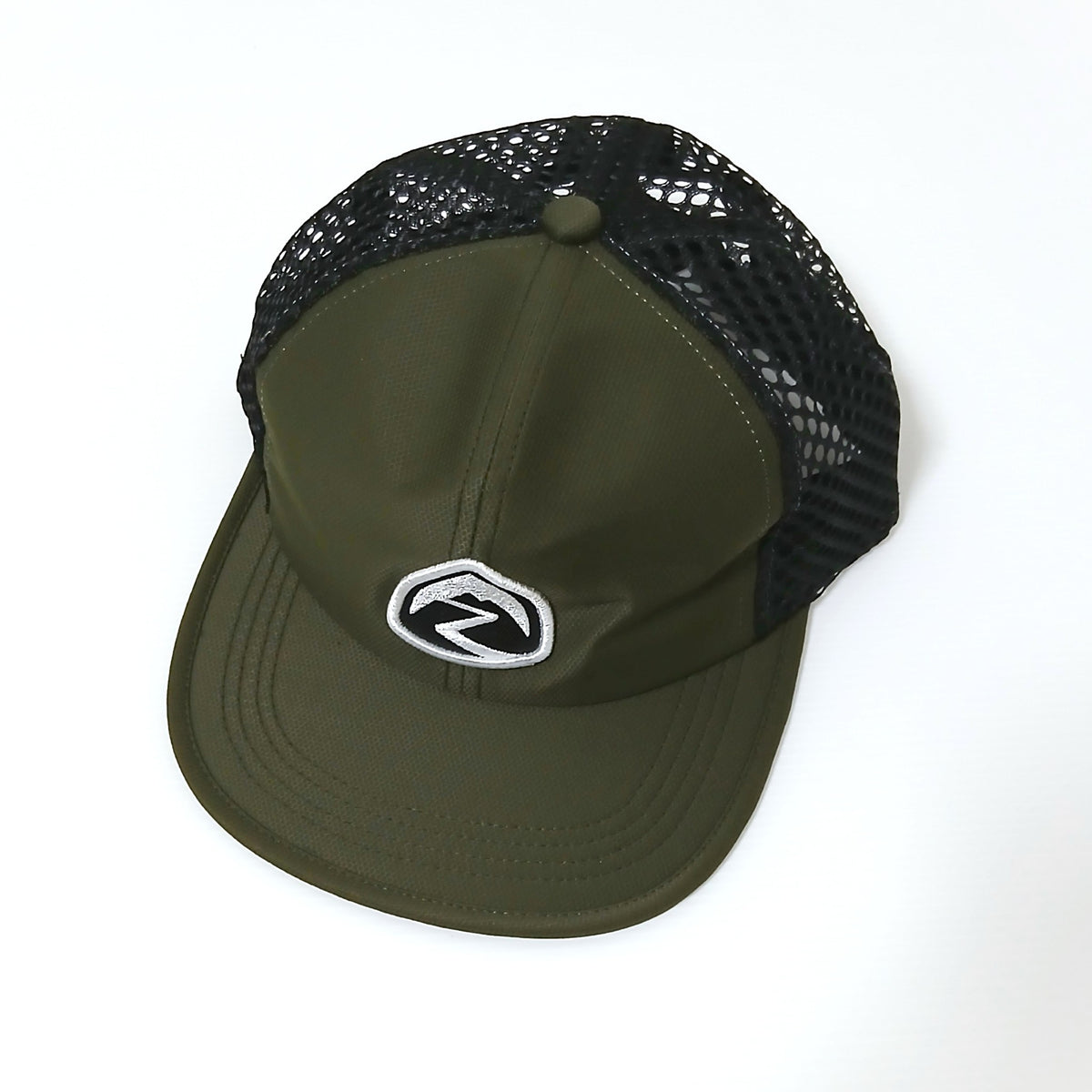 Zpacks Foldable Trail Hat フォルダブルトレイルハット Olive - 実物前面斜め・オリーブの速乾ナイロンクラウンとブラックメッシュ・Zpacksクレスト刺繍 - 山道具とULギアのお店 Ascend Lite