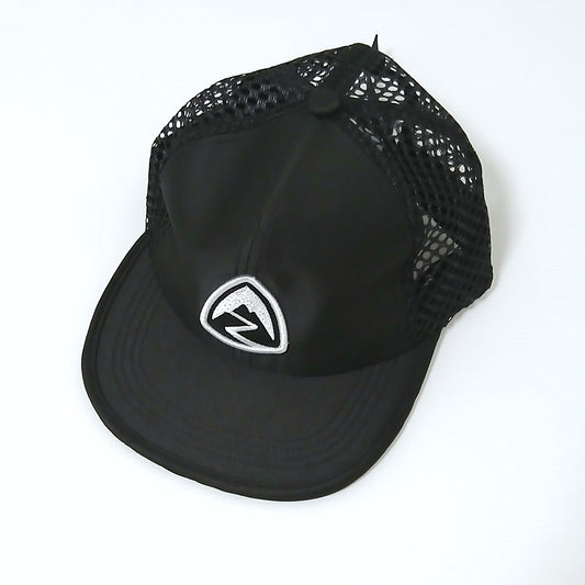 Zpacks Foldable Trail Hat フォルダブルトレイルハット Black - 実物前面斜め・ブラックの速乾ナイロンクラウンとブラックメッシュ・Zpacksクレスト刺繍 - 山道具とULギアのお店 Ascend Lite