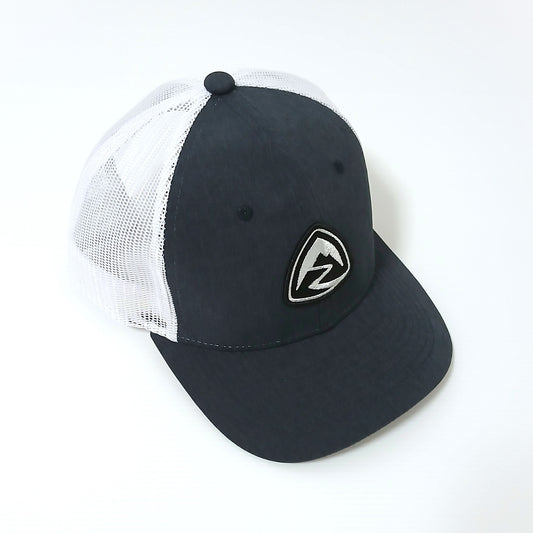 Zpacks Trail Trucker Hat トレイルトラッカーハット Blue - 斜め前から見た全体、ネイビーの前面パネルと白メッシュ、カーブしたつばの実物写真 - 山道具とULギアのお店 Ascend Lite