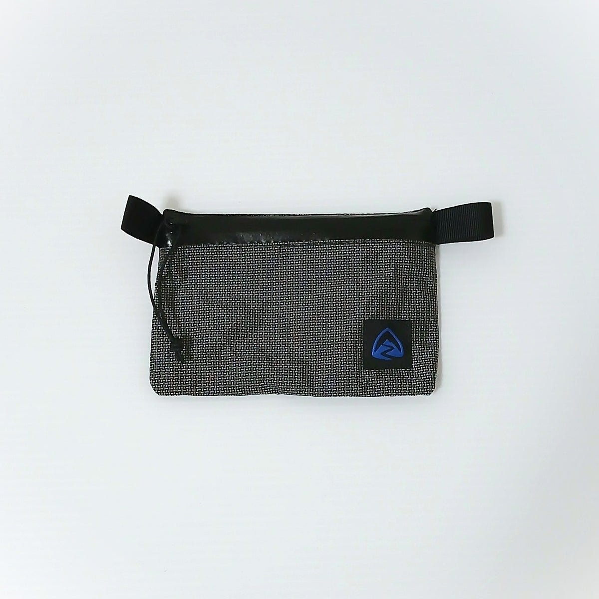 Zpacks Wallet Zip Pouch ウォレットジップポーチ - 表側の全体。グレーの Ultra 100X 生地と止水ジッパー、両端のウェビングループ、Zpacksロゴパッチの実物写真 - 山道具とULギアのお店 Ascend Lite