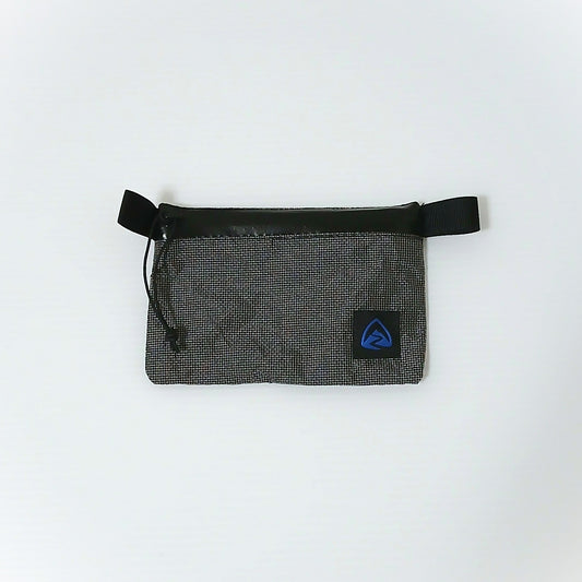 Zpacks Wallet Zip Pouch ウォレットジップポーチ - 表側の全体。グレーの Ultra 100X 生地と止水ジッパー、両端のウェビングループ、Zpacksロゴパッチの実物写真 - 山道具とULギアのお店 Ascend Lite