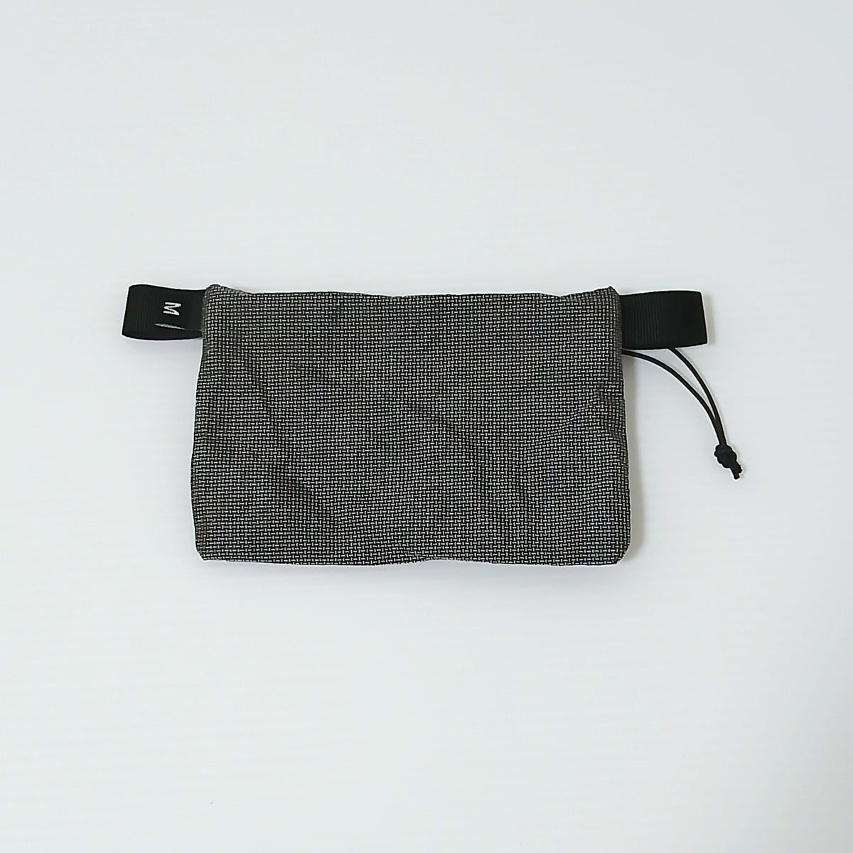 Zpacks Wallet Zip Pouch ウォレットジップポーチ - 裏側の全体。ロゴパッチのない面と両端のウェビングループ、ジッパーの引き手の実物写真 - 山道具とULギアのお店 Ascend Lite