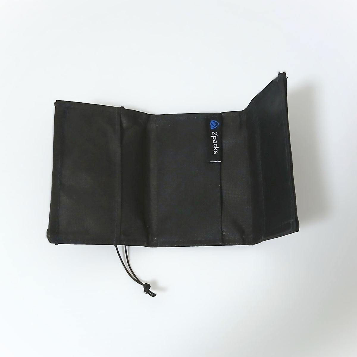 Zpacks Tri-Fold Minimalist Wallet トリフォールドミニマリストウォレット Jet Black の実物写真 開いた状態 - 3つのカードポケットとZpacksロゴ、ジップポケットの引き手 - 山道具とULギアのお店 Ascend Lite
