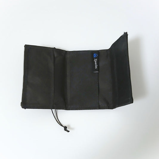 Zpacks Tri-Fold Minimalist Wallet トリフォールドミニマリストウォレット Jet Black の実物写真 開いた状態 - 3つのカードポケットとZpacksロゴ、ジップポケットの引き手 - 山道具とULギアのお店 Ascend Lite