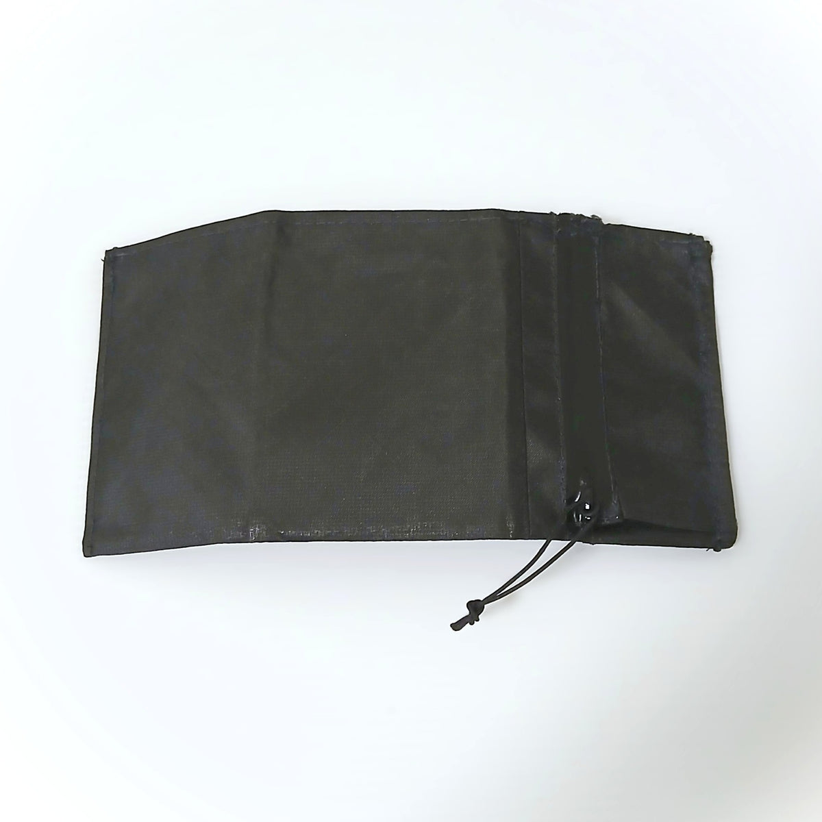 Zpacks Tri-Fold Minimalist Wallet トリフォールドミニマリストウォレット Jet Black の実物写真 平らに開いた内側 - 小銭用ジップポケットのファスナーとコードの引き手 - 山道具とULギアのお店 Ascend Lite