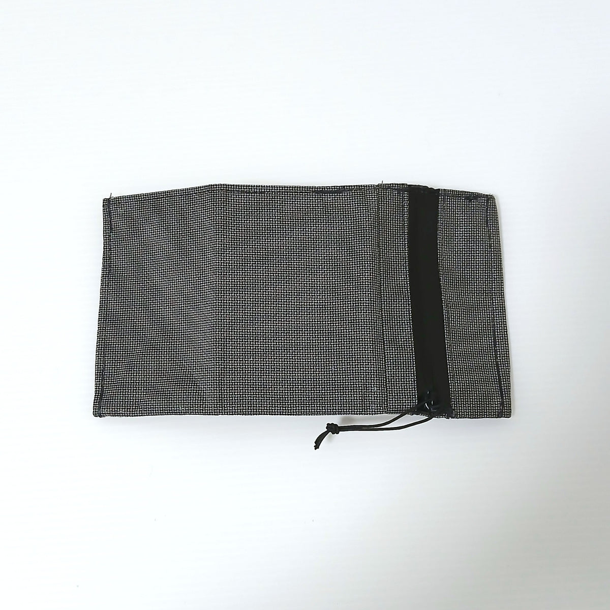 Zpacks Tri-Fold Minimalist Wallet トリフォールドミニマリストウォレット Jet Black の実物写真 平らに開いた外側 - Ultra 100X のグリッド状の織り目 - 山道具とULギアのお店 Ascend Lite