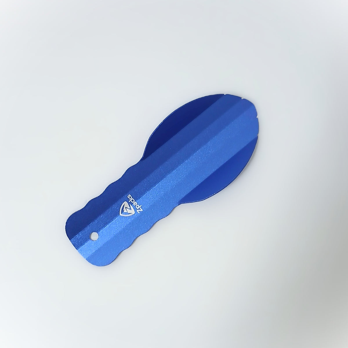 Zpacks Ultralight Trowel ウルトラライト トイレ用スコップ 全体 - Zpacksロゴ面と上部の取り付け穴が見えるアルミ本体の実物写真 - 山道具とULギアのお店 Ascend Lite