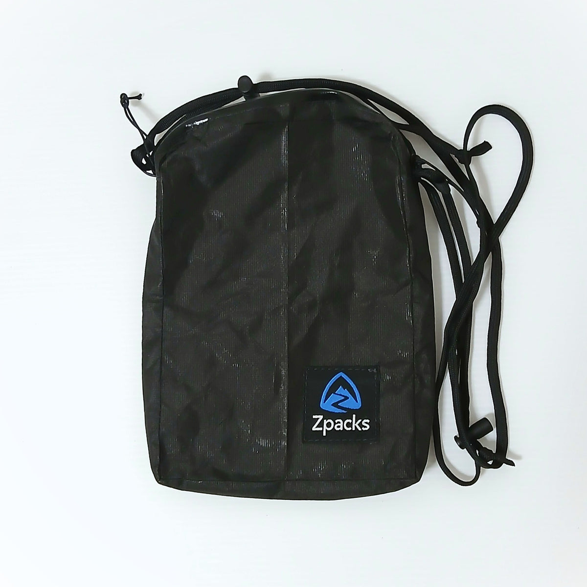 Zpacks Travel Utility Zip トラベルユーティリティジップ ブラック - 正面から見た全体。前面のZpacksロゴパッチと長さ調節式のネックコードの実物写真 - 山道具とULギアのお店 Ascend Lite