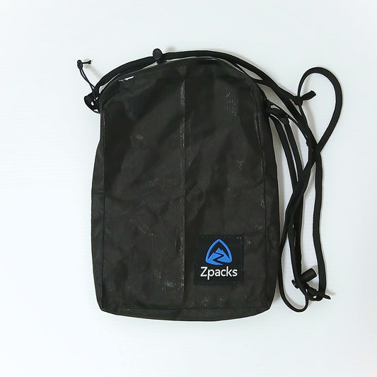Zpacks Travel Utility Zip トラベルユーティリティジップ ブラック - 正面から見た全体。前面のZpacksロゴパッチと長さ調節式のネックコードの実物写真 - 山道具とULギアのお店 Ascend Lite