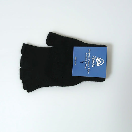 Zpacks Fingerless Brushtail Possum Gloves フィンガーレスブラシテールポッサムグローブ M - パッケージのタグ（MEDIUM）が付いた片手を平置きした全体の実物写真 - 山道具とULギアのお店 Ascend Lite