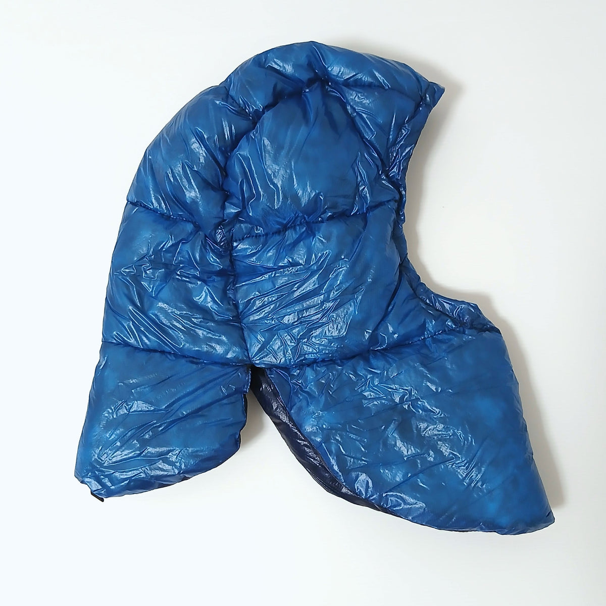 Zpacks Down Hood ダウンフード Navy / Azure Blue - アズールブルー面を外側にして横から見た全体の実物写真 - 山道具とULギアのお店 Ascend Lite