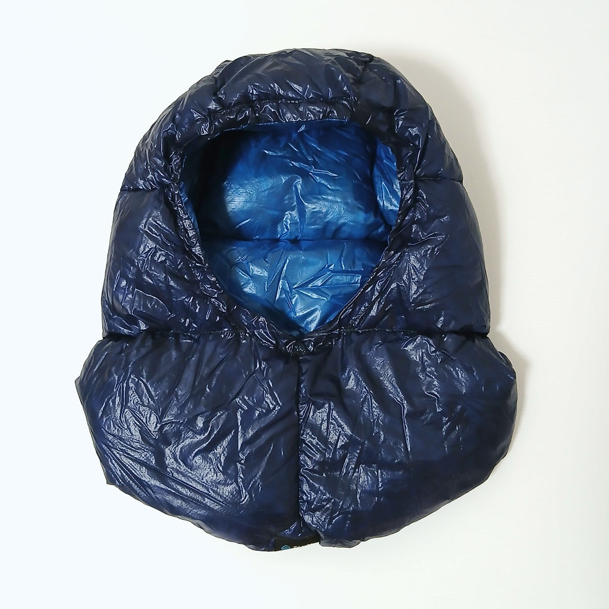 Zpacks Down Hood ダウンフード Navy / Azure Blue - ネイビー面を外側にして正面から見た全体の実物写真 - 山道具とULギアのお店 Ascend Lite