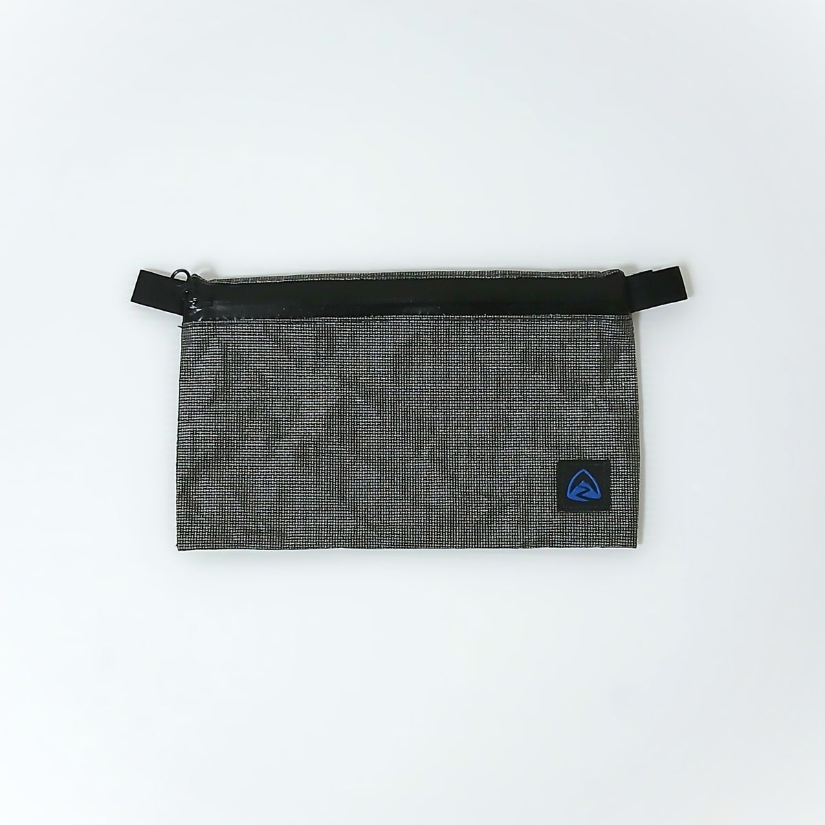 Zpacks Phone / Phablet Zip Pouch フォン／ファブレットジップポーチ Phone - 正面から見た全体。前面のZpacksロゴパッチと止水ジッパー、両端のループの実物写真 - 山道具とULギアのお店 Ascend Lite