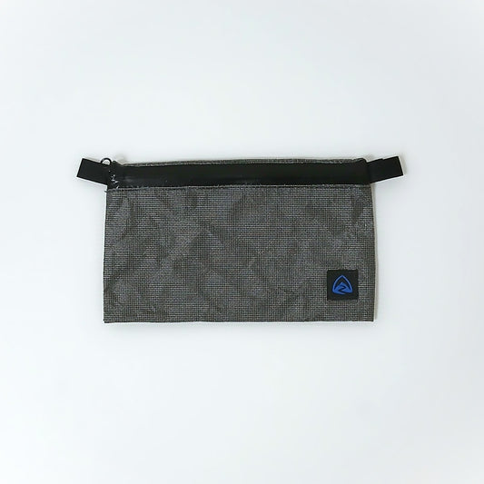 Zpacks Phone / Phablet Zip Pouch フォン／ファブレットジップポーチ Phone - 正面から見た全体。前面のZpacksロゴパッチと止水ジッパー、両端のループの実物写真 - 山道具とULギアのお店 Ascend Lite