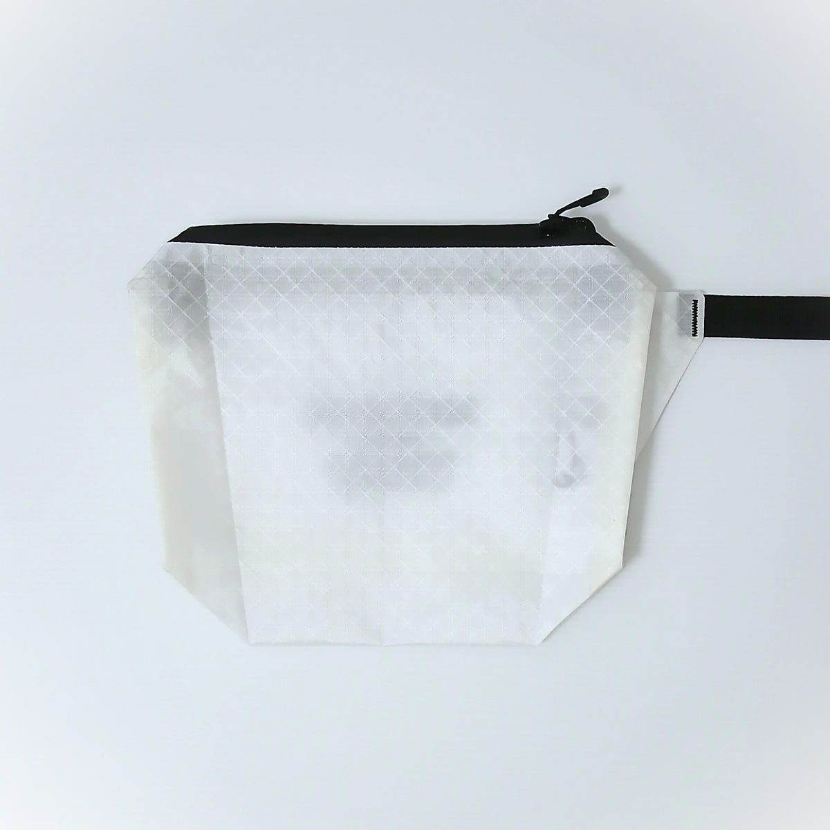 High Tail Designs The Ultralight Fanny Pack v1.5 ファニーパック v1.5 TX95 Plain 半透明の白い無地生地に菱形リップストップの織り目が透け、黒いジッパーと右に伸ばした黒ベルトを写した前面の実物写真 - 山道具とULギアのお店 Ascend Lite