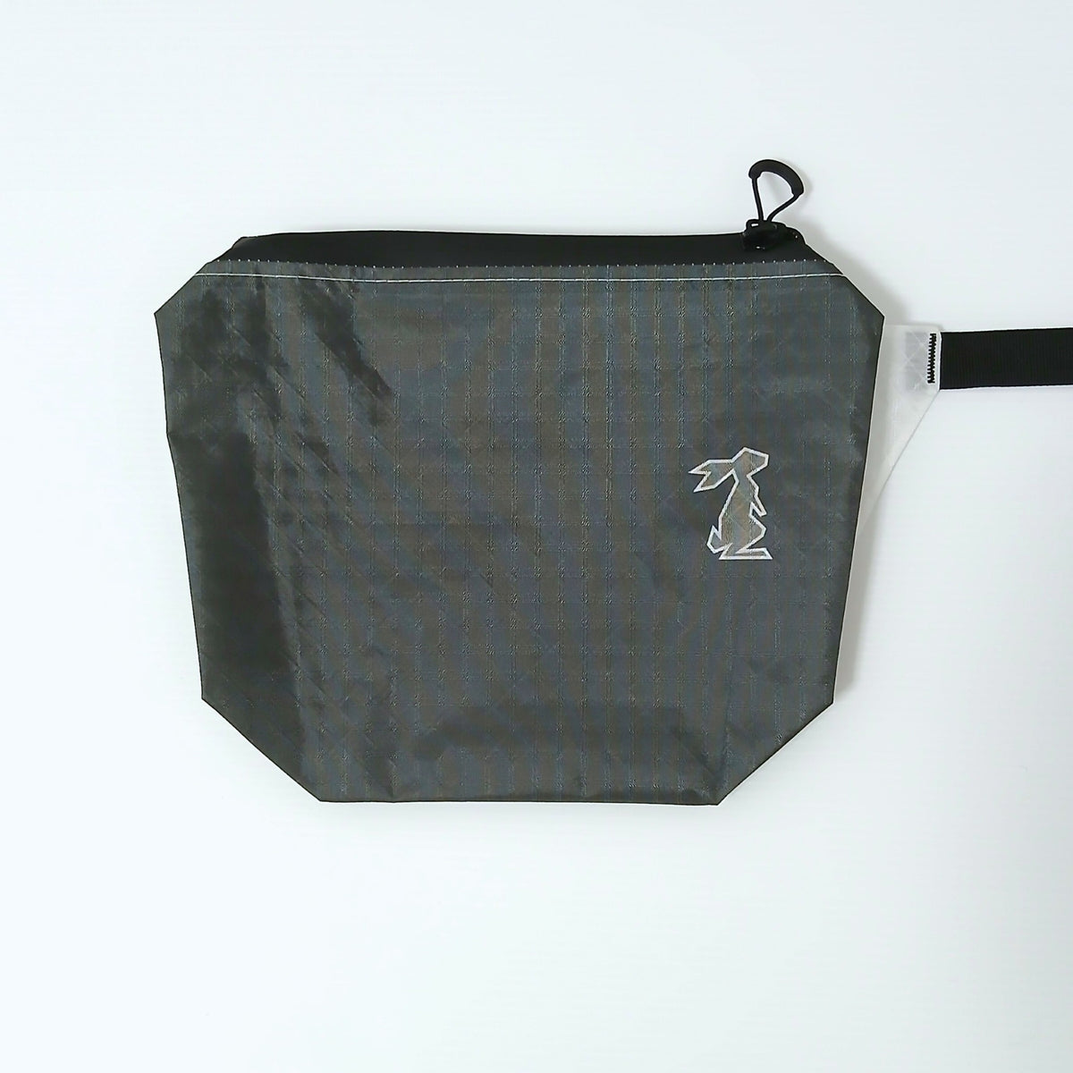 High Tail Designs The Ultralight Fanny Pack v1.5 ファニーパック v1.5 TX95 Dark Pewter 濃いチャコールグレーの無地生地に菱形リップストップの織り目が浮かび、白い輪郭のウサギロゴを配した前面の実物写真 - 山道具とULギアのお店 Ascend Lite