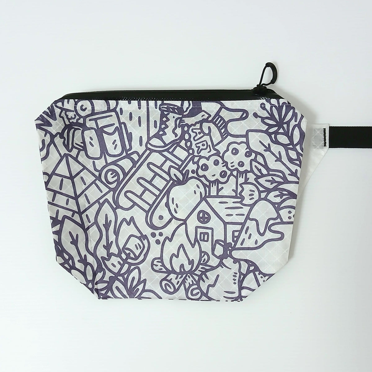 High Tail Designs The Ultralight Fanny Pack v1.5 ファニーパック v1.5 TX95 The Vague Outdoors（Kyle Confehr） 白地に紫の線画でテントやバックパック、焚き火、山小屋などのキャンプ風景を隙間なく描き込んだイラスト柄の前面実物写真 - 山道具とULギアのお店 Ascend Lite