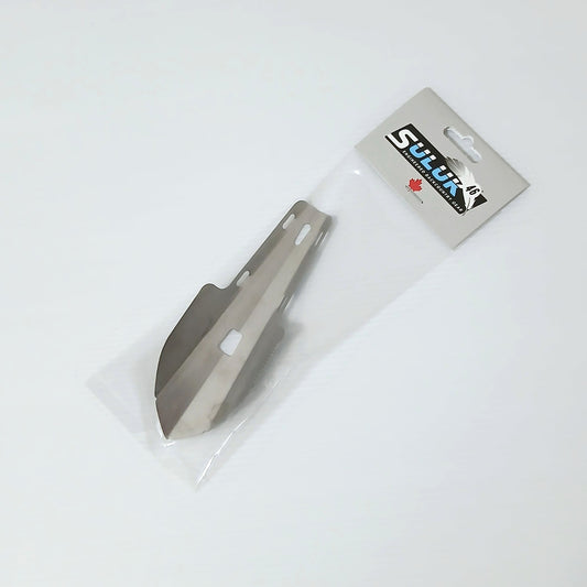 Suluk 46 TARK Titanium Backpacking Trowel ターク チタントロウェル Compact 実物写真 - ヘッダー付き透明パッケージに入った未開封の本体 - 山道具とULギアのお店 Ascend Lite