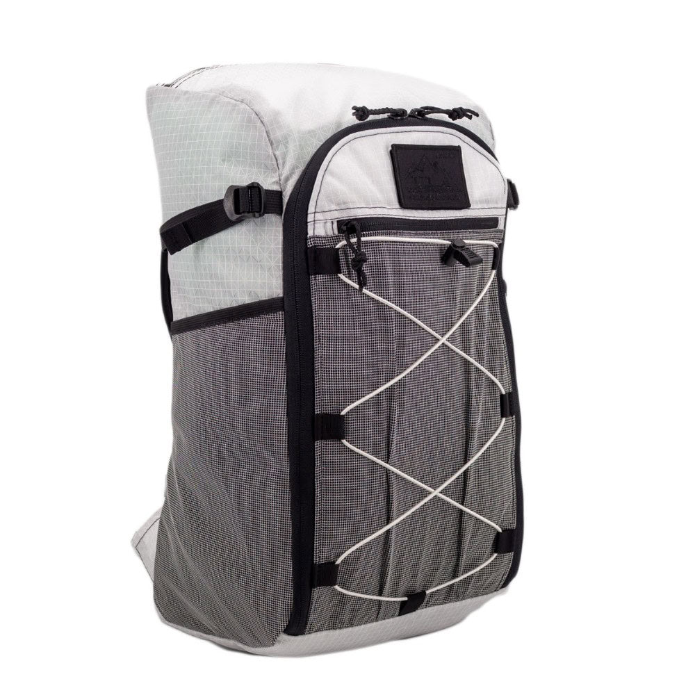 ULA Equipment 30L Dragonfly ドラゴンフライ White Robic 斜め前からの全体。白のグリッド柄の上部パネルとグレーのフロントメッシュポケット、白いX字バンジーコード（公式画像） - 山道具とULギアのお店 Ascend Lite