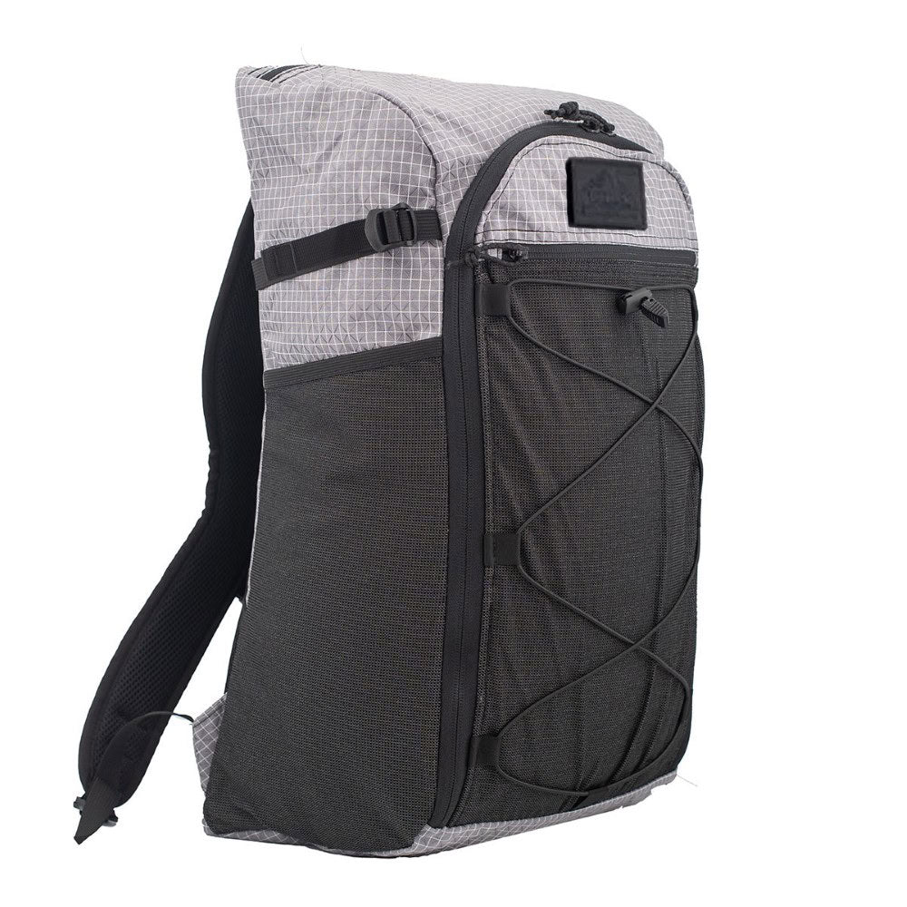 ULA Equipment 30L Dragonfly ドラゴンフライ Grey Robic 斜め前からの全体。グレーのグリッド柄の上部パネルと黒のフロントストレッチメッシュポケット、X字バンジーコード（公式画像） - 山道具とULギアのお店 Ascend Lite