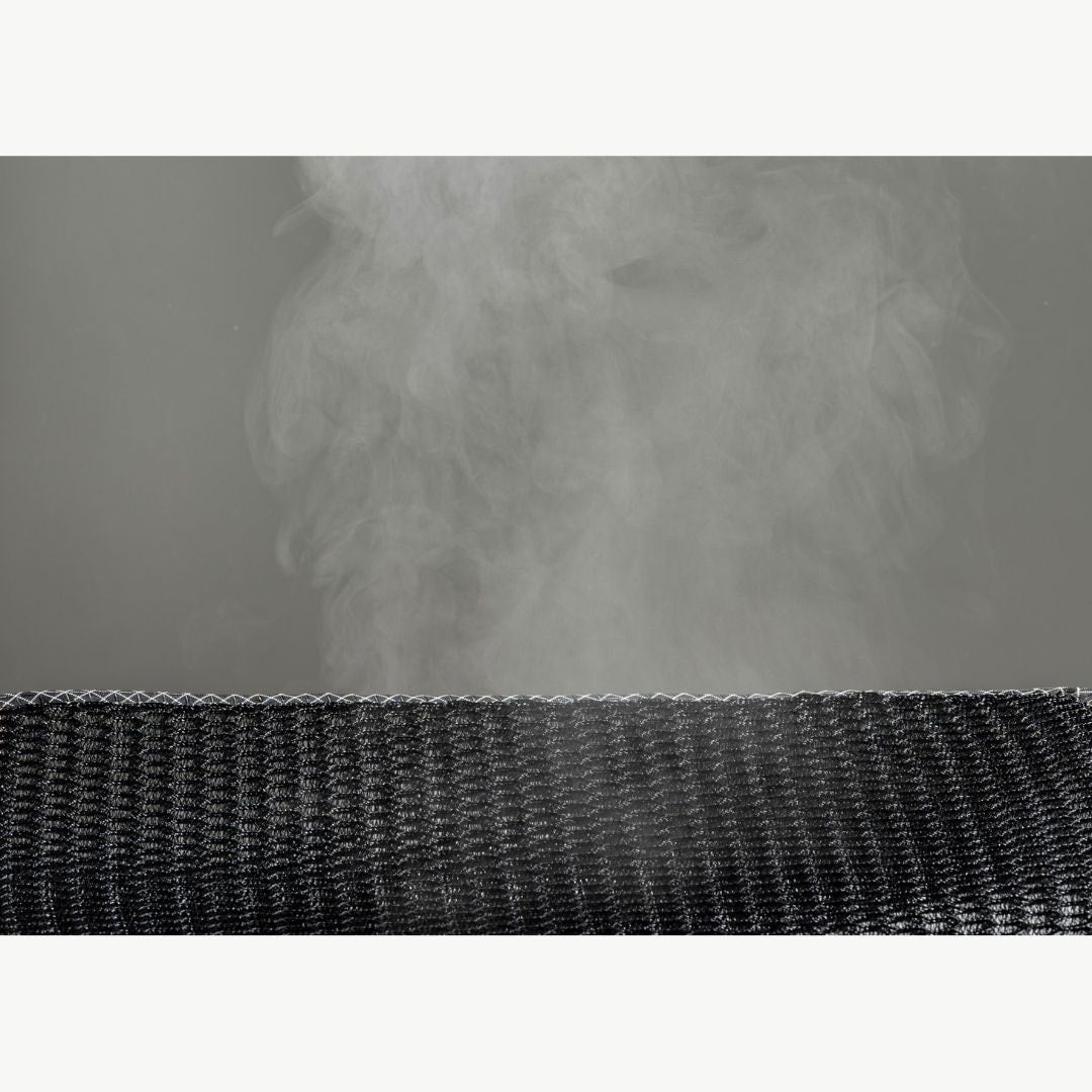 LUNA PROJECT Back Air Mesh Pad メッシュ内を空気が抜ける様子を白煙で可視化したカット - 山道具とULギアのお店 Ascend Lite