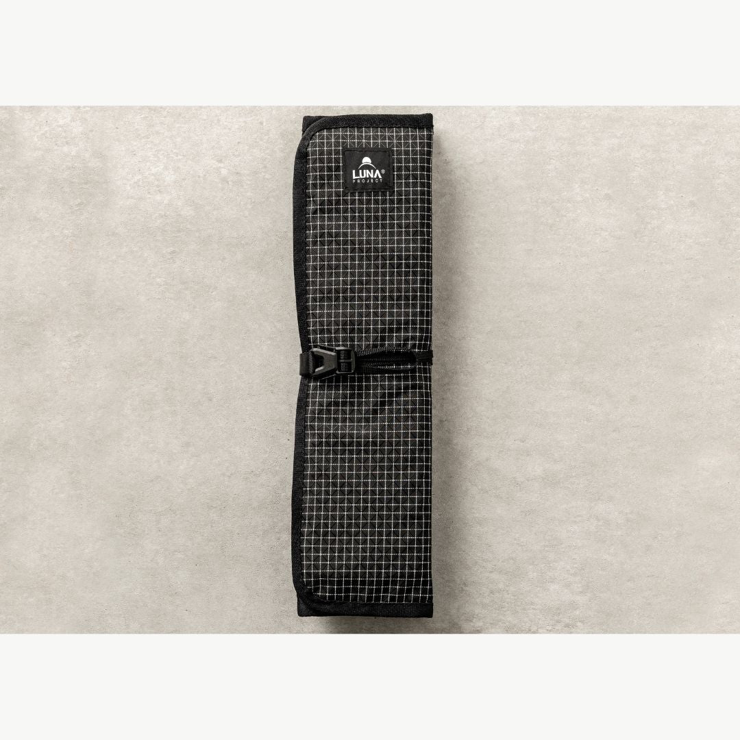 LUNA PROJECT Double Web Folding Mat ストラップを留めて立てた収納状態（10×34×3.8cm） - 山道具とULギアのお店 Ascend Lite