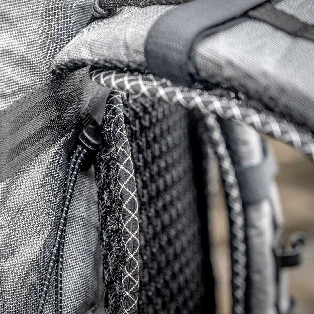 LUNA PROJECT Shoulder Air Mesh Pad 装着部のアップ - エアメッシュの厚みと周縁のX-Grid縁取りがわかるカット - 山道具とULギアのお店 Ascend Lite