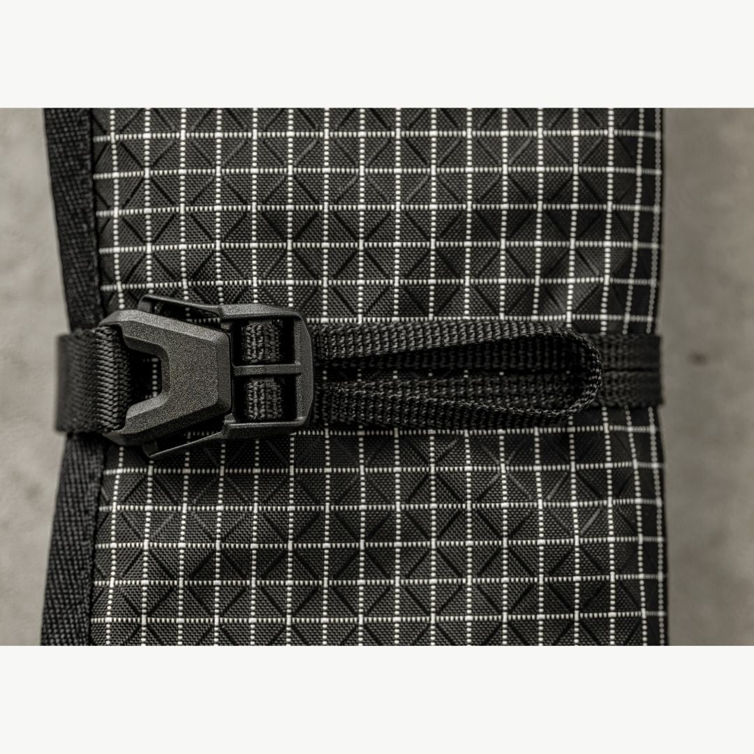 LUNA PROJECT Double Web Folding Mat 長さ調節できるバックルとウェビングのアップ - 山道具とULギアのお店 Ascend Lite