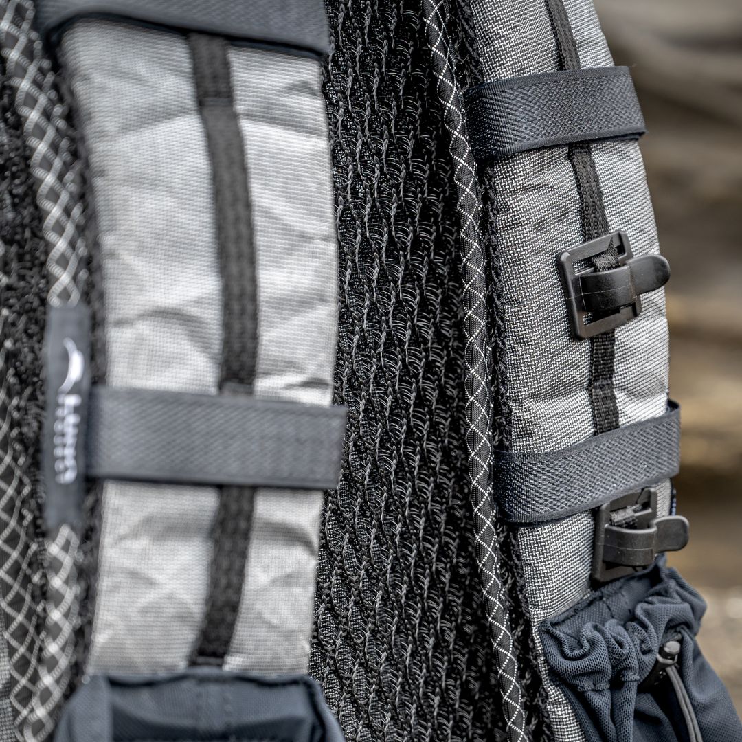 LUNA PROJECT Shoulder Air Mesh Pad ベロクロストラップでショルダーストラップに巻いて固定した部分のアップ - 山道具とULギアのお店 Ascend Lite