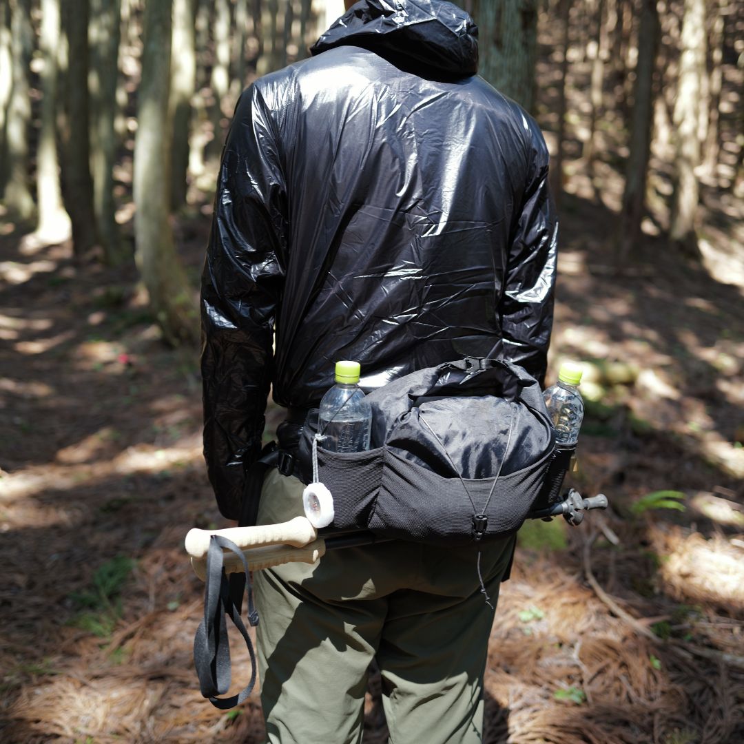 LITEWAY HIP PACK ヒップパック Black - 後ろから見た着用イメージとサイドポケットのボトル（公式画像） - 山道具とULギアのお店 Ascend Lite