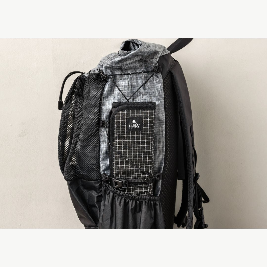 LUNA PROJECT Double Web Folding Mat をバックパック前面のショックコードに固定した例 - 山道具とULギアのお店 Ascend Lite